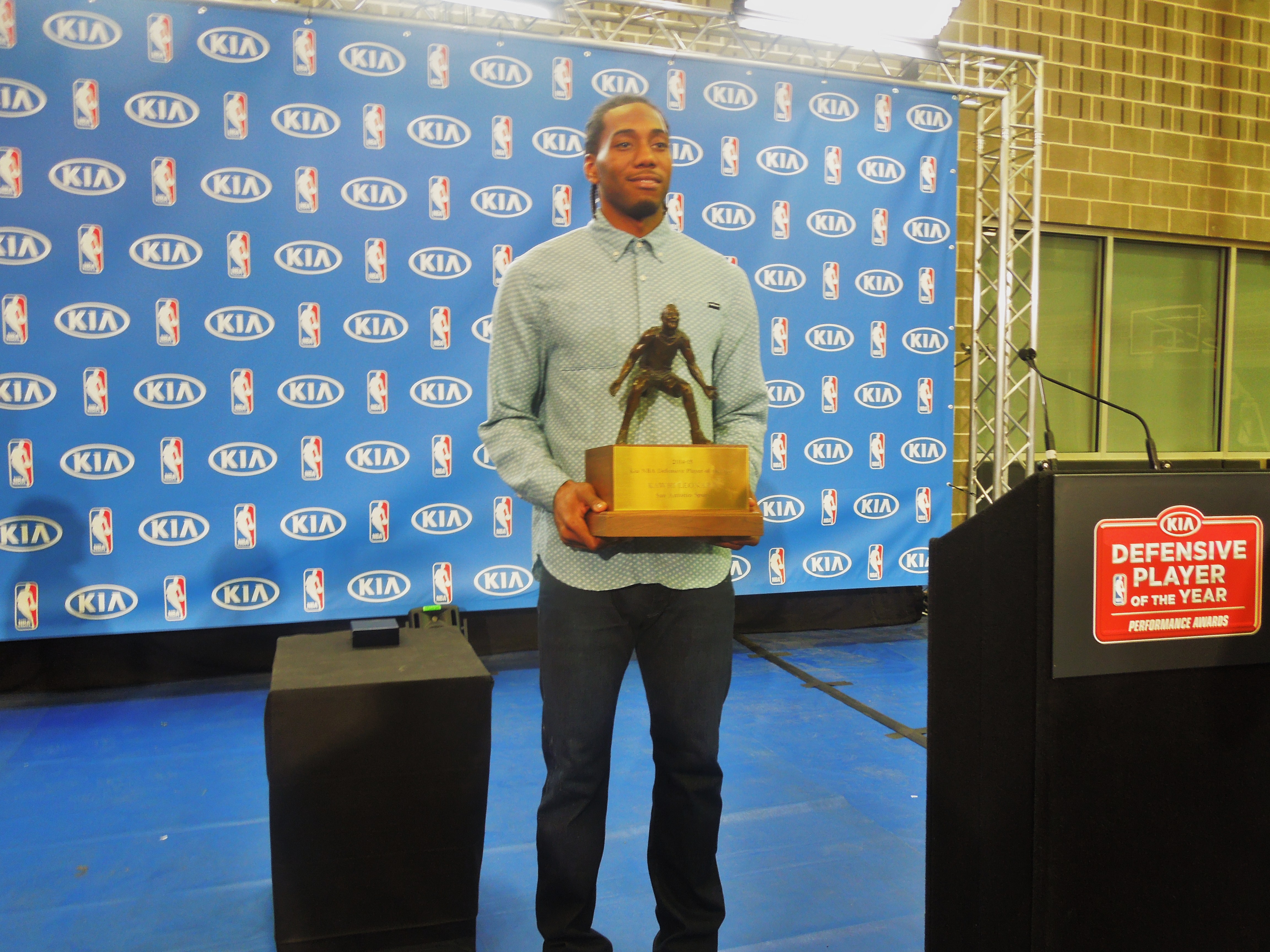 Spurs' Kawhi Leonard wins second straight NBA defensive player of year  award - Los Angeles Times