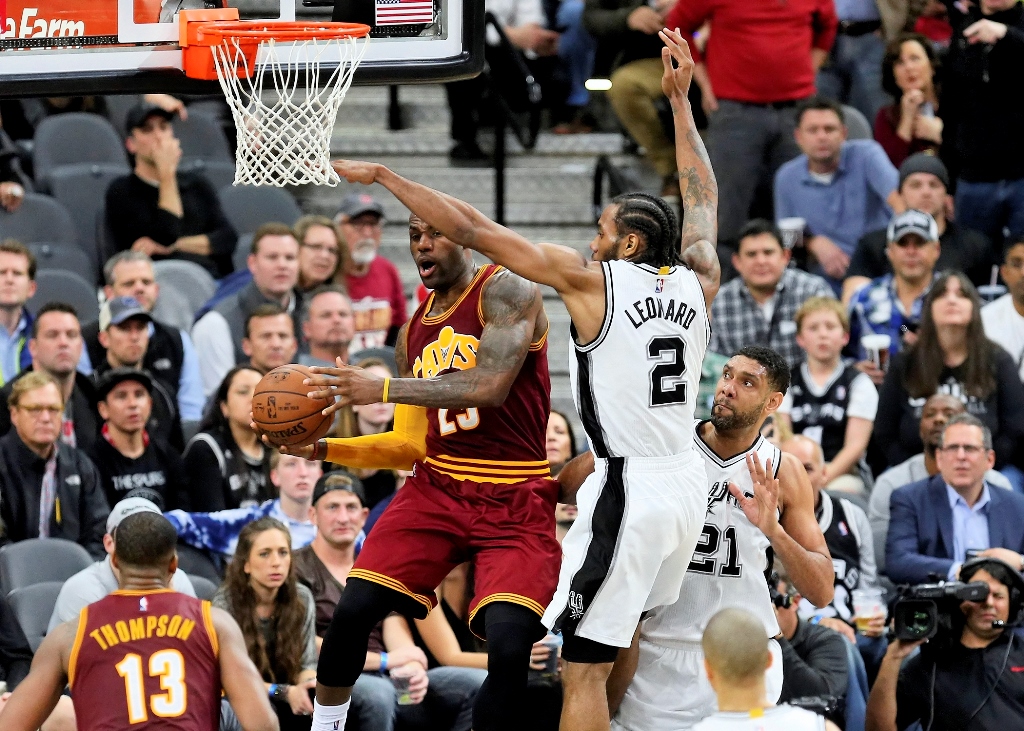 Kawhi Leonard has big night in Spurs' victory