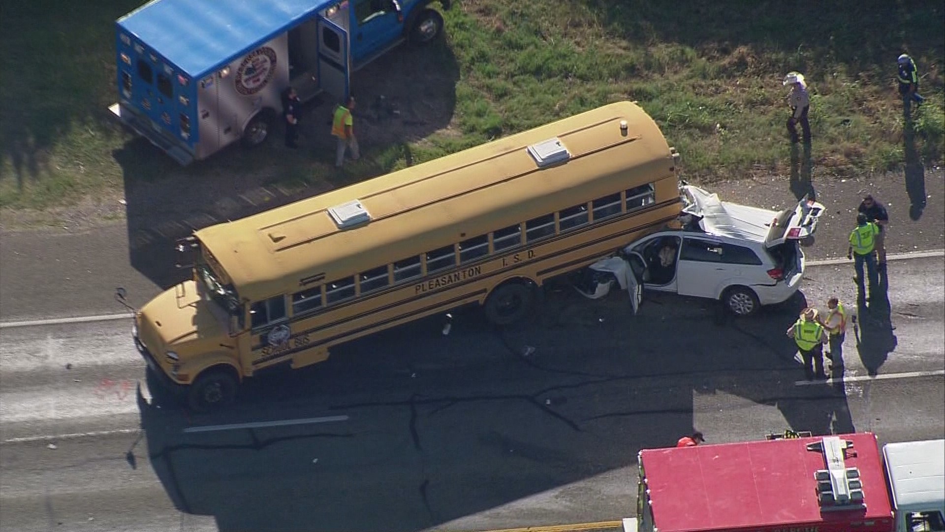 First responders on scene of major crash involving bus in Atascosa Co.
