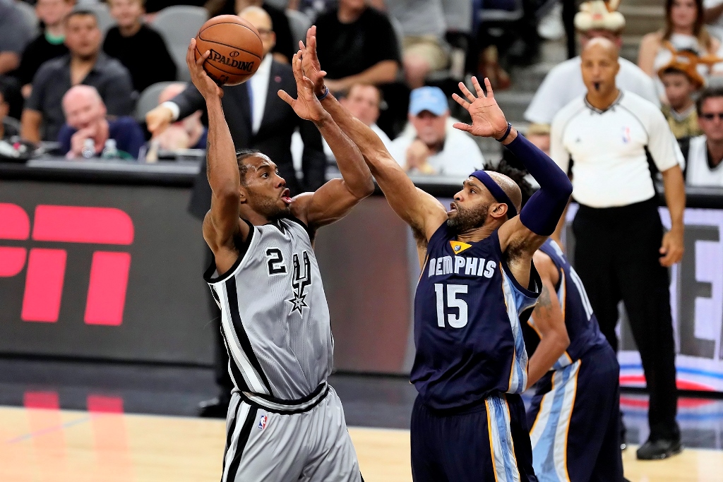 Kawhi Leonard makes season debut against Mavericks; Spurs fall 89-95