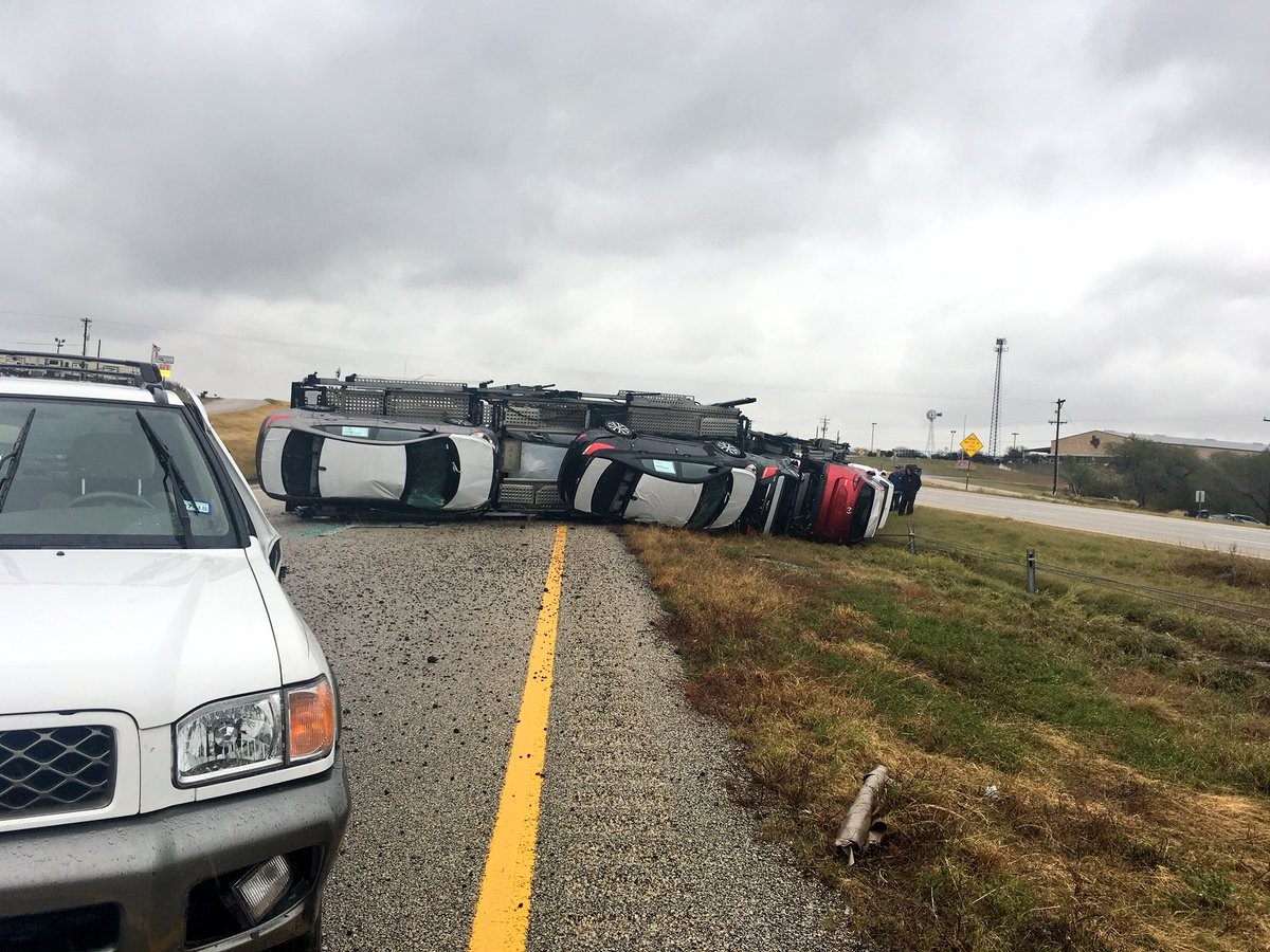 Seguin police respond to threevehicle crash, traffic backup